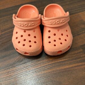 TODDLET GIRL CROCS SZ. 6C